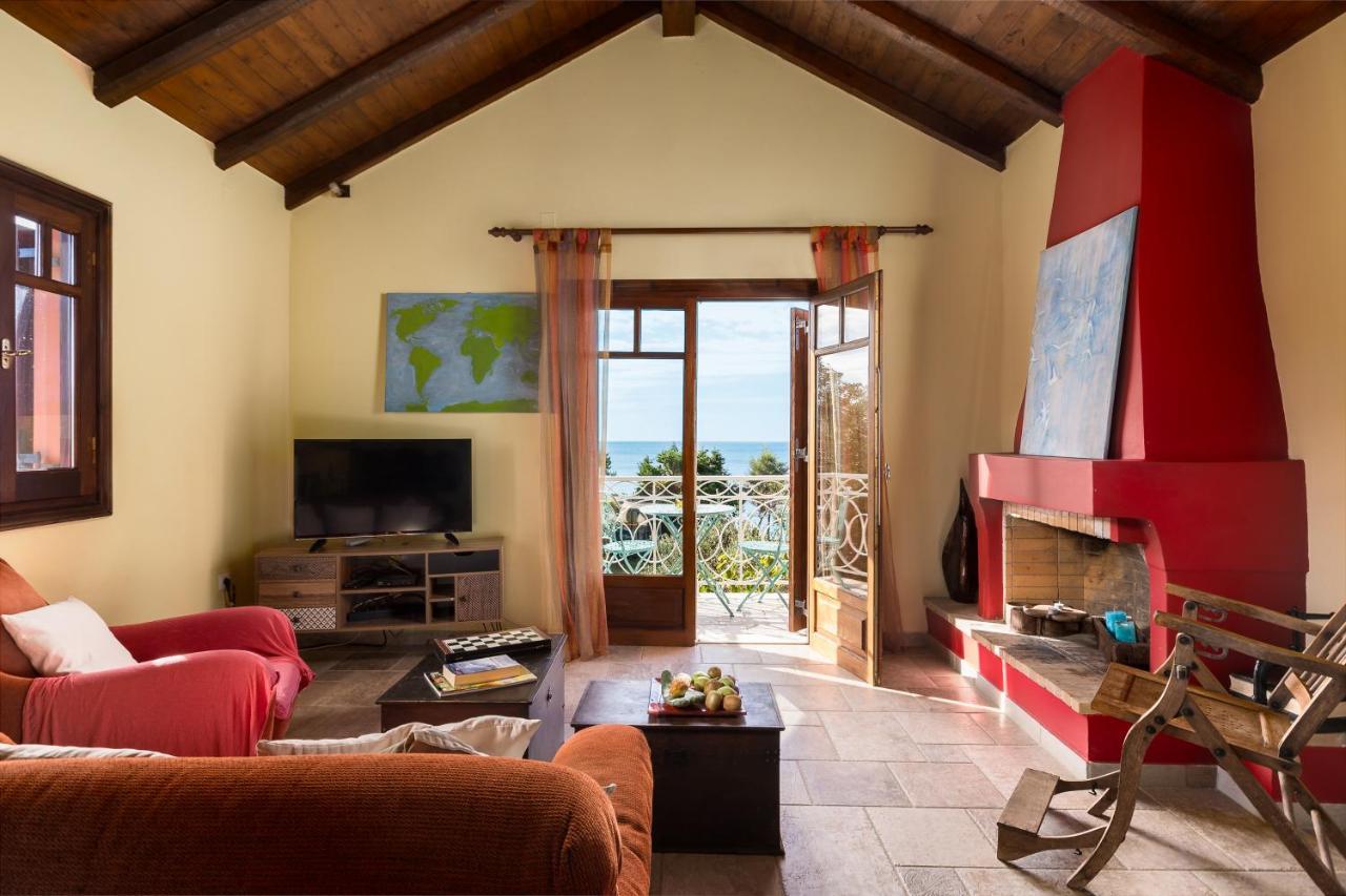 Beachfront Villa Meliti Agios Matthaios  Exterior photo