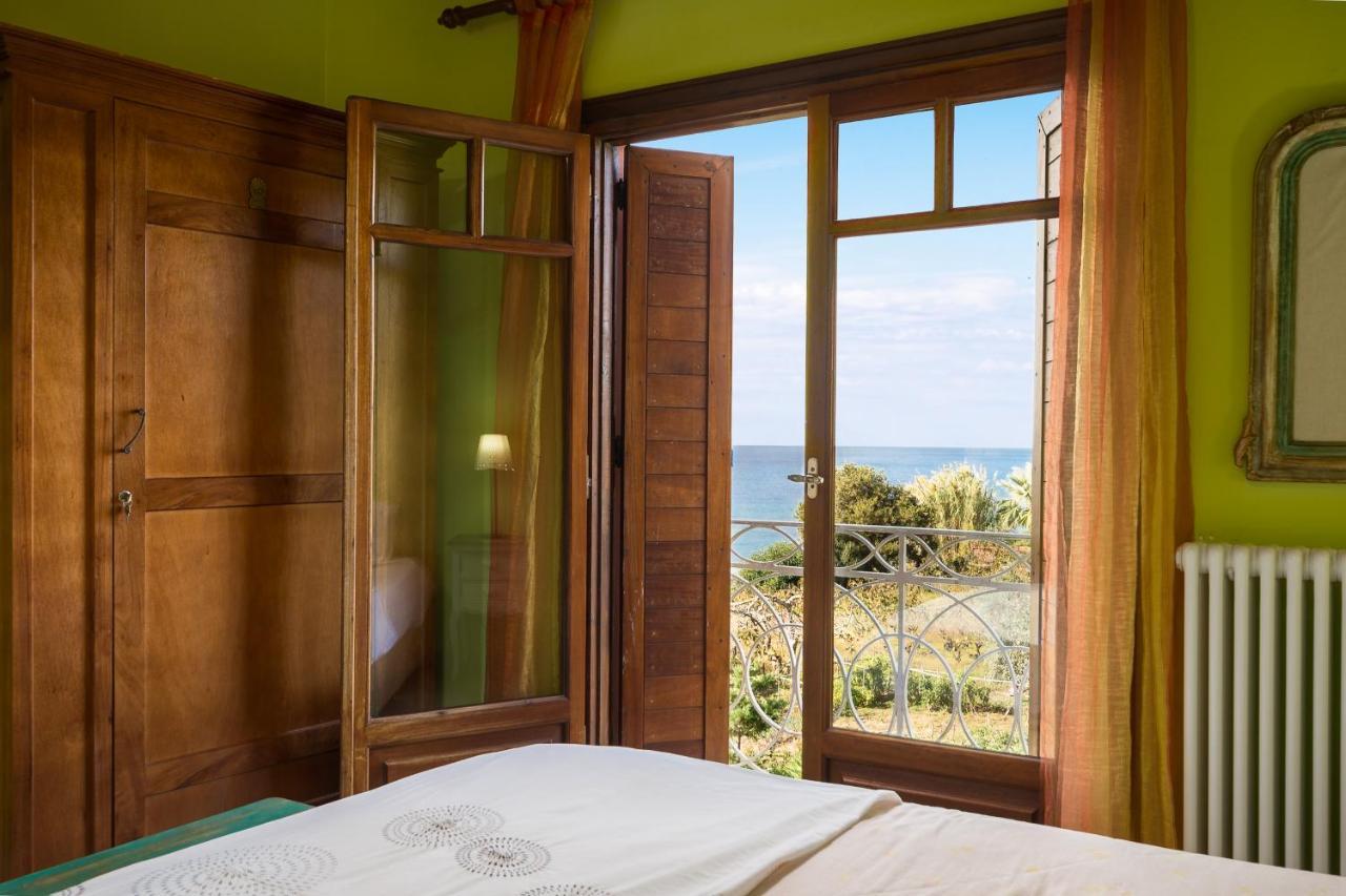 Beachfront Villa Meliti Agios Matthaios  Exterior photo