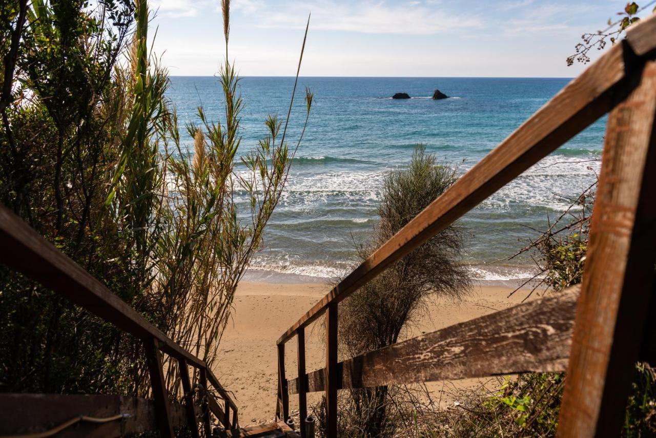 Beachfront Villa Meliti Agios Matthaios  Exterior photo
